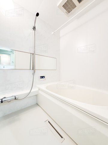 バス・シャワールーム　追い焚き・浴室乾燥機付きのお風呂です♪