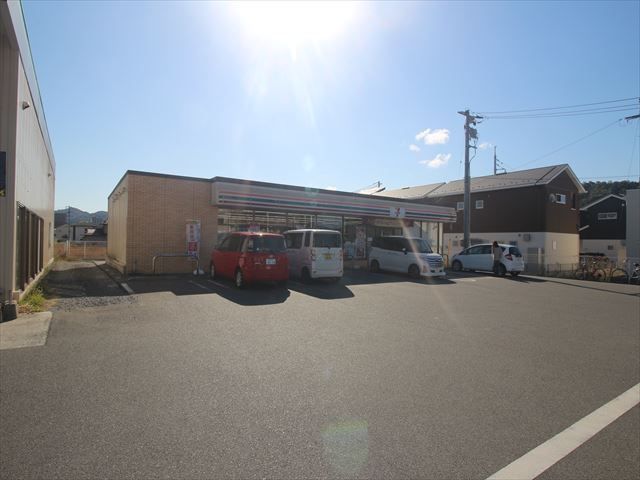 コンビニ　セブンイレブン東広島西条下見北店（コンビニ）まで617m