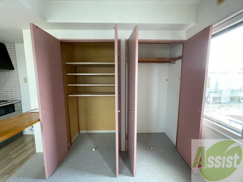 収納　こちらの収納にはハンガーをかけて服もしまえますね。