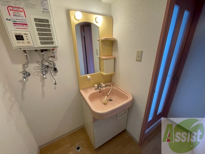 洗面設備　大きくて使いやすそうな独立洗面台になっています。