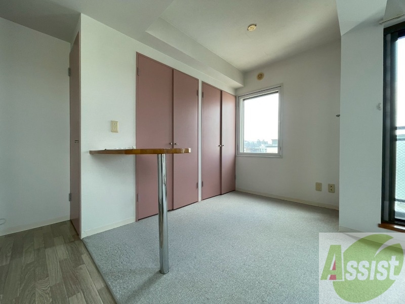 居室・リビング　日当たりが良くて心地よく過ごせそうなお部屋です。