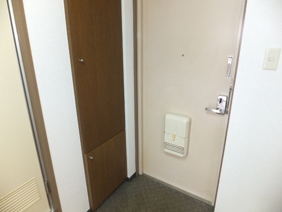 玄関　※別号室の写真です