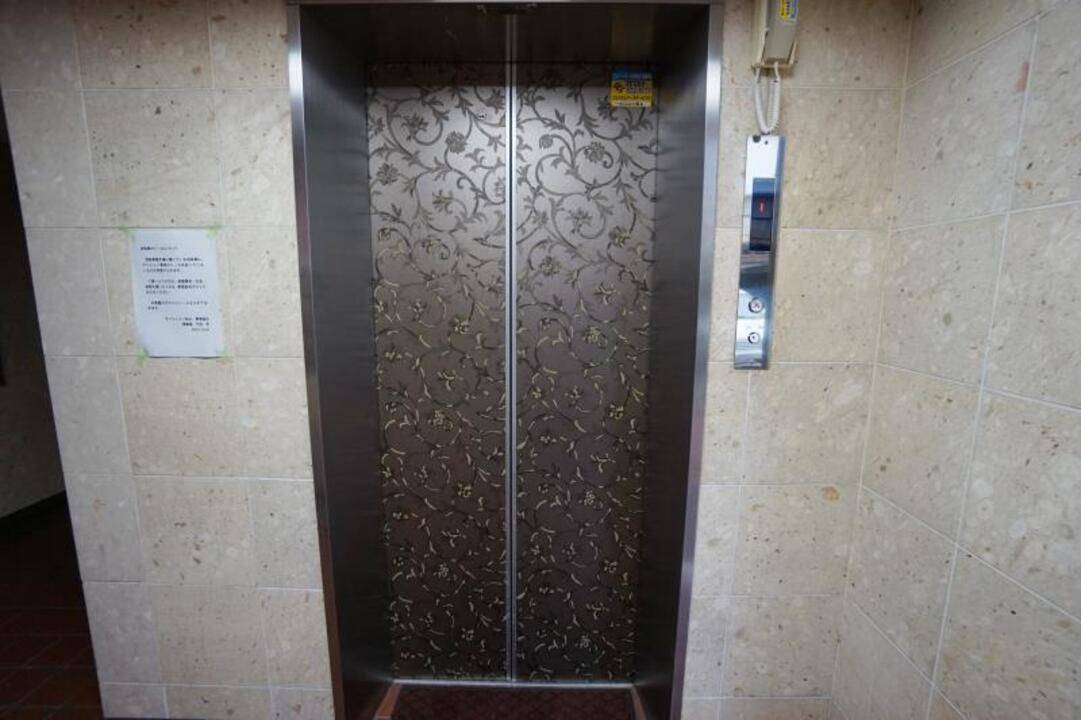 エントランス　エレベーター