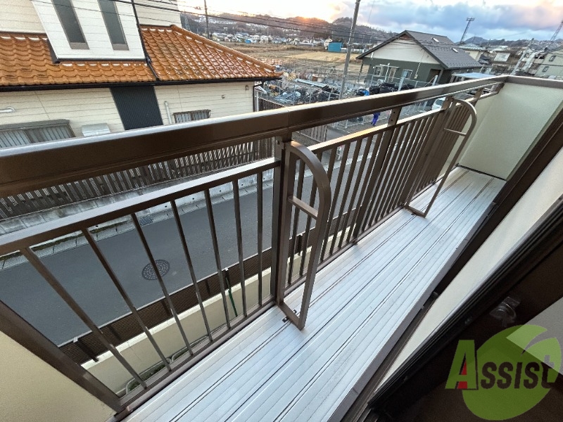 バルコニー　バルコニーは洗濯物がはかどりそうな広さがありますよ。