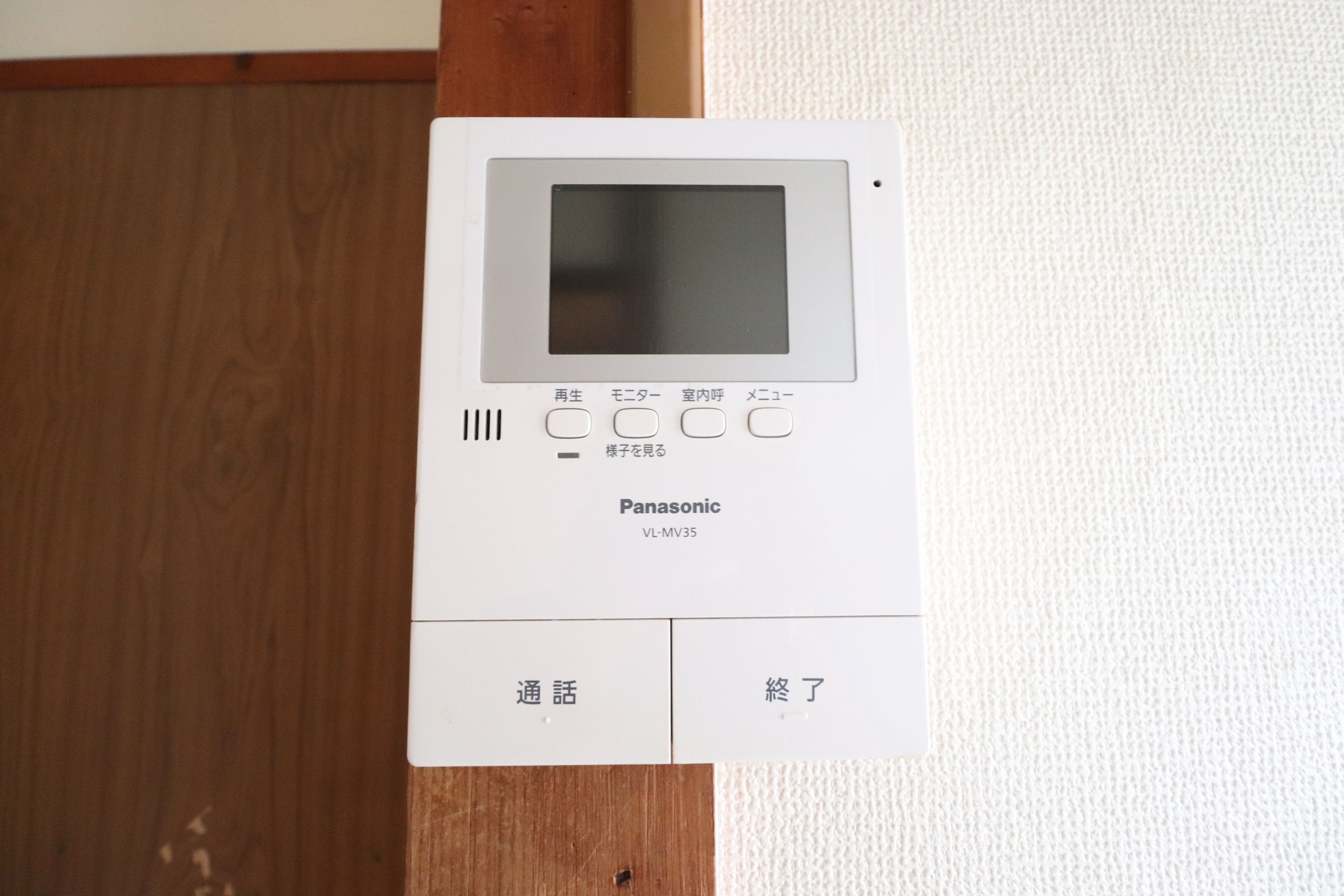 セキュリティ　来訪者を確認できる安心のモニター付きインターホンです♪