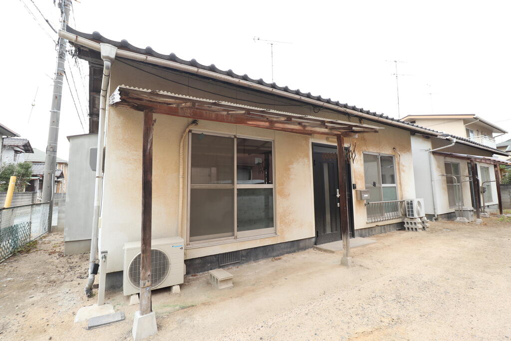 建物外観　西中新田にある平屋です♪