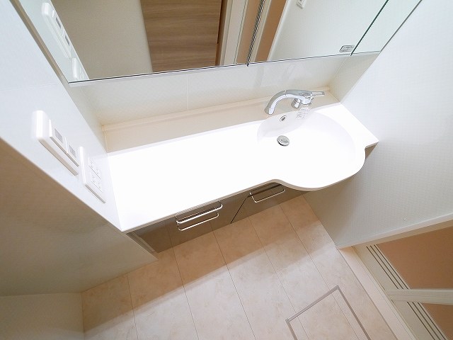 洗面設備　ゆったりとスペースのある洗面所