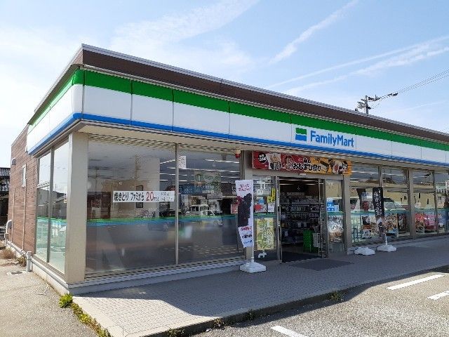 コンビニ　ファミリーマート黒部三日市店（コンビニ）まで220m