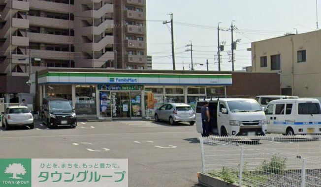 コンビニ　ファミリーマート中川富川町店（コンビニ）まで560m