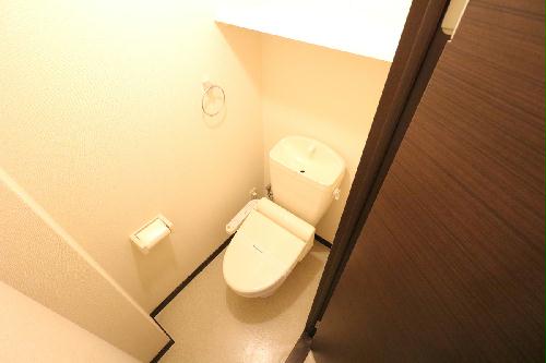 トイレ　快適な温水洗浄便座付きトイレになります。