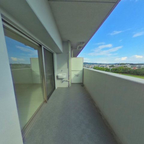 バルコニー　バルコニーからの眺めを楽しみながら食事をしませんか