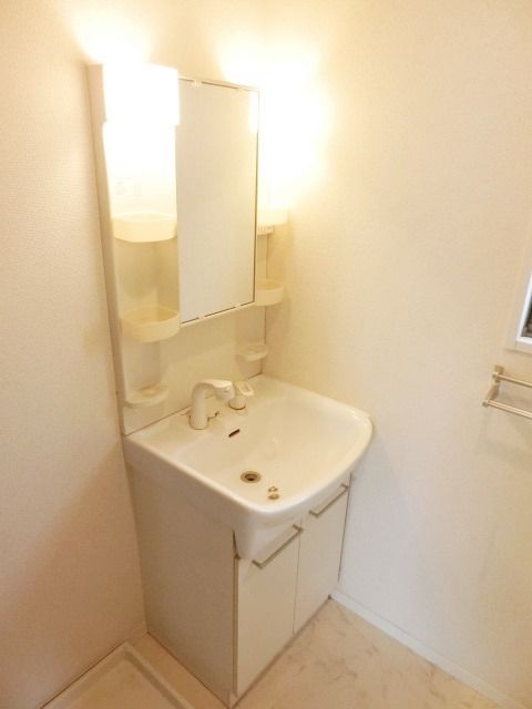 洗面設備　忙しい朝に活躍する独立洗面台です