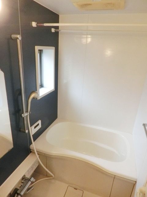 バス・シャワールーム　窓があり換気しやすいバスルームです