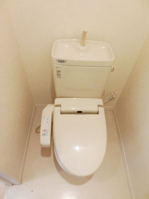 トイレ　温水洗浄便座付きトイレです