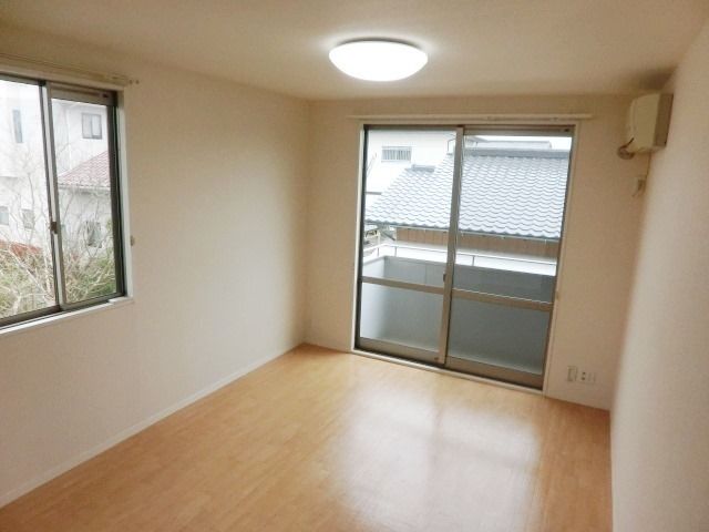 居室・リビング　2面採光で明るいリビングです