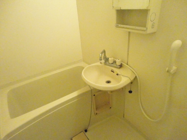 バス・シャワールーム　清潔感のある浴室で、１日の疲れを癒しリラックスできます。