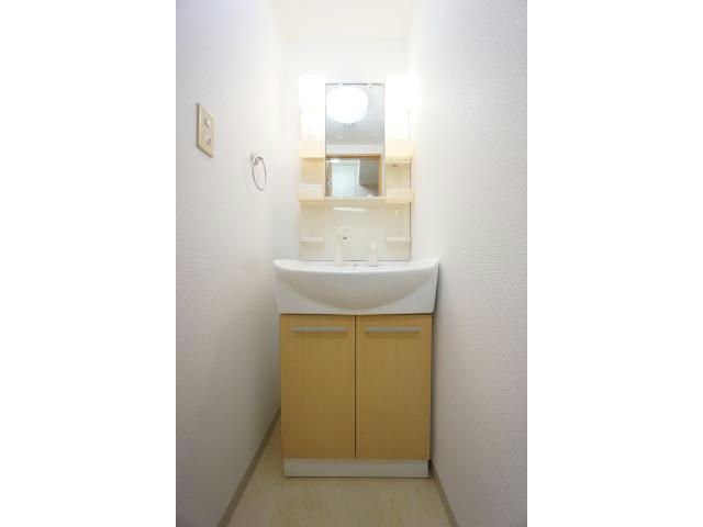 洗面設備　シャワー付き独立洗面台