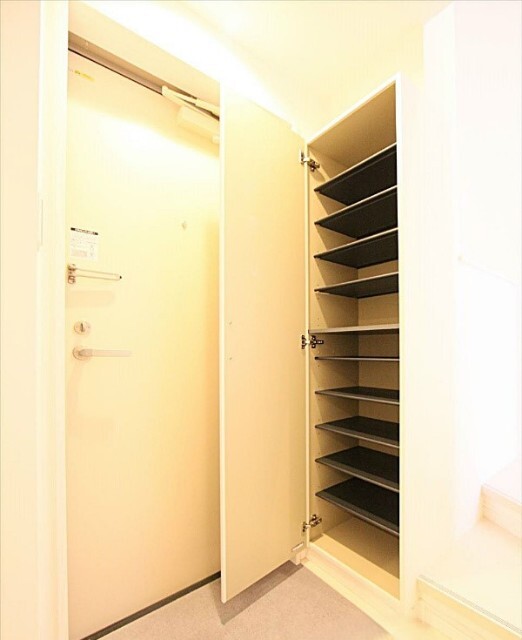 玄関　他号室の写真となります。