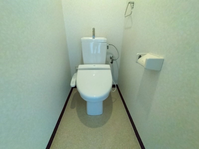 トイレ　温水洗浄便座も付いて清潔なトイレ