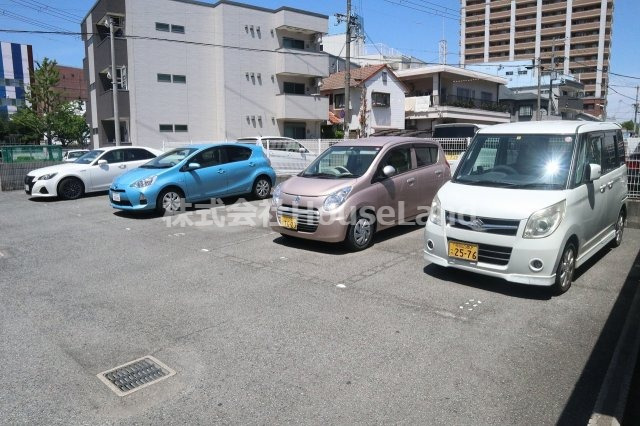 駐車場　駐車場があるので、車を買う予定の方も安心です