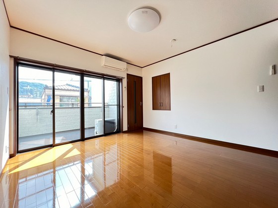 居室・リビング　※別号室の写真です