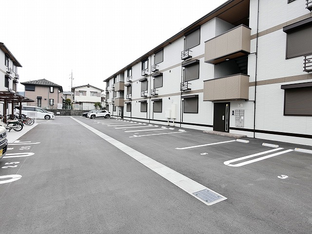 駐車場　車をお持ちの方に嬉しい駐車場付きの物件です
