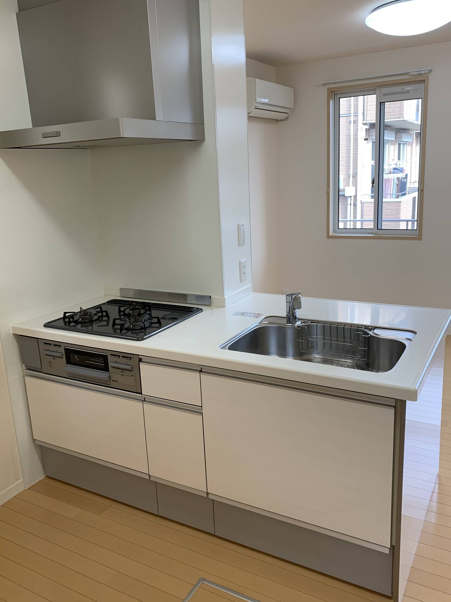 キッチン　魚焼きグリル付き3口ガスコンロです。