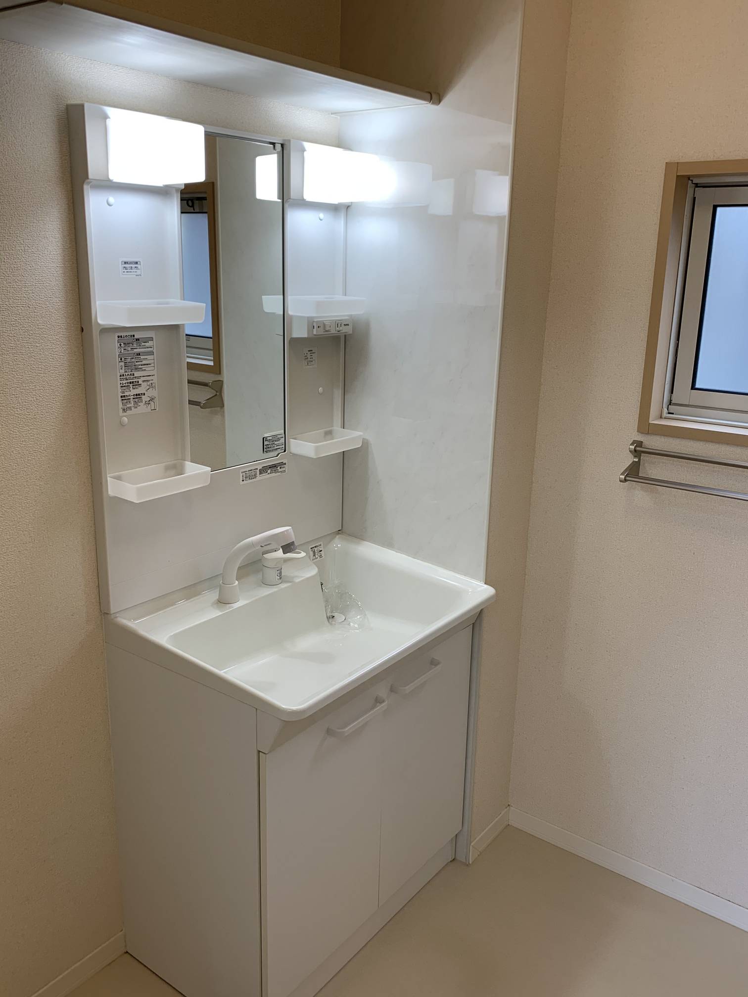 洗面設備　洗濯機置き場も大きめです。