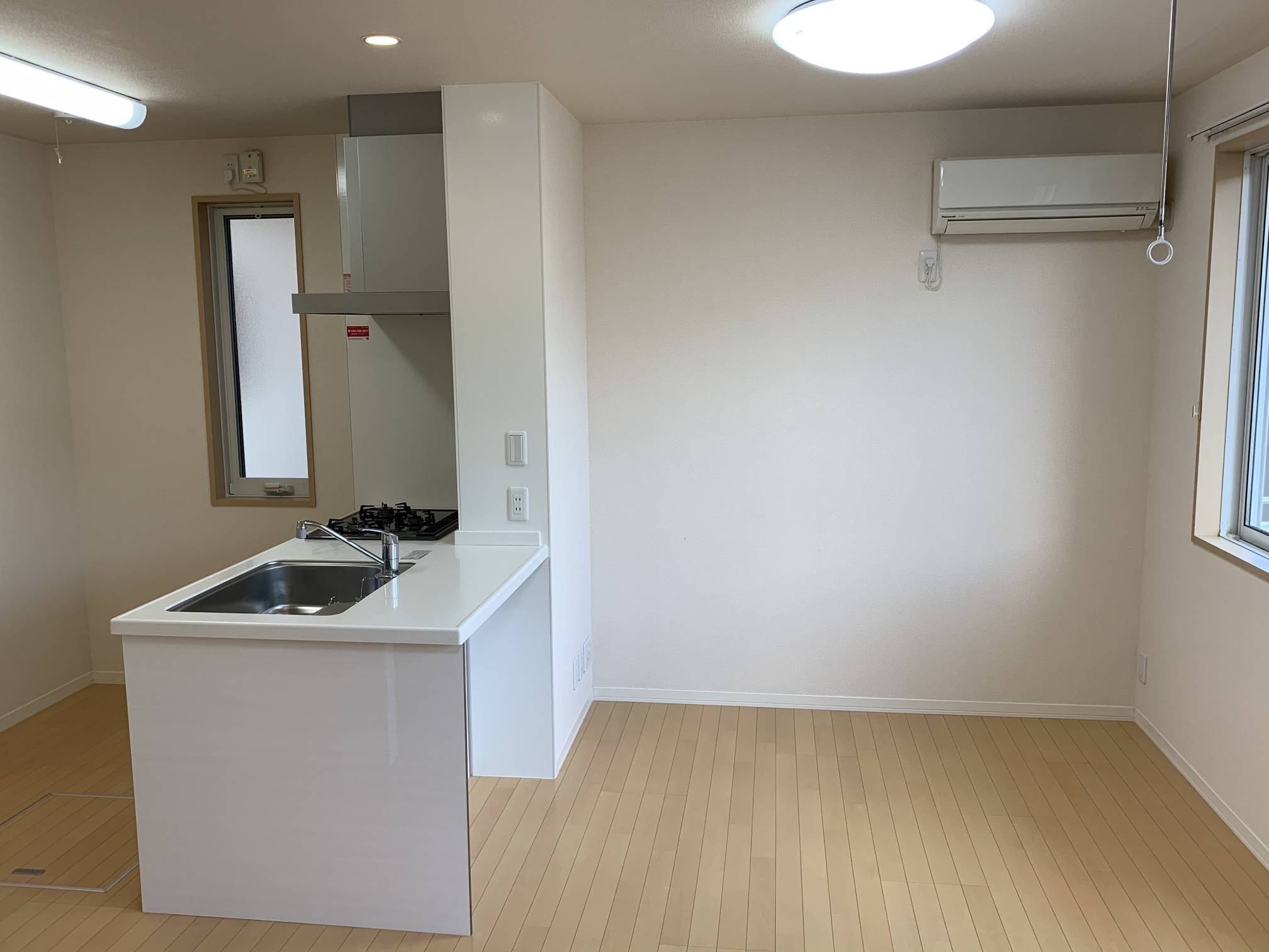 居室・リビング　対面キッチンの前でお食事やくつろぐことができます。