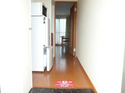 玄関　手前がキッチン、奥が居室です。