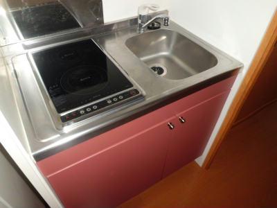 キッチン　掃除のしやすい電気コンロ付きミニキッチン。