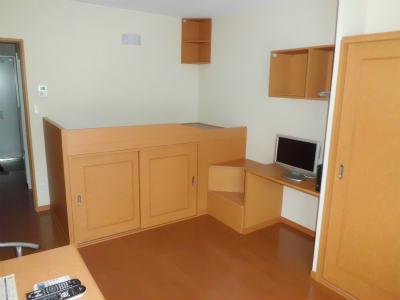 居室・リビング　あちこちにある棚が便利です。