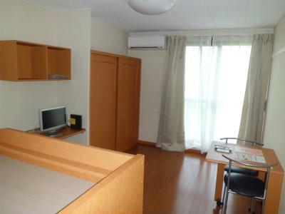 居室・リビング　ベッドや机など、便利な設備がいっぱいです。