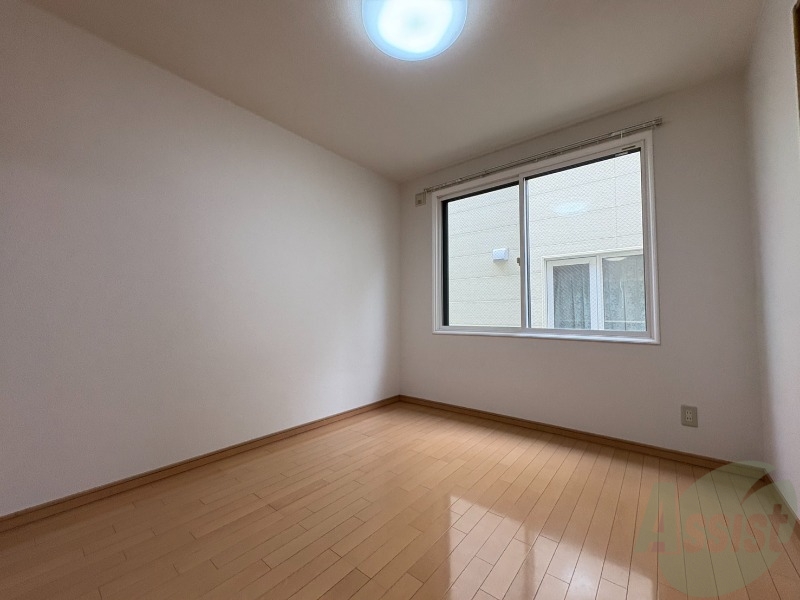 その他部屋・スペース　こちらのお部屋は光が差し込む、温かみのあるお部屋です。