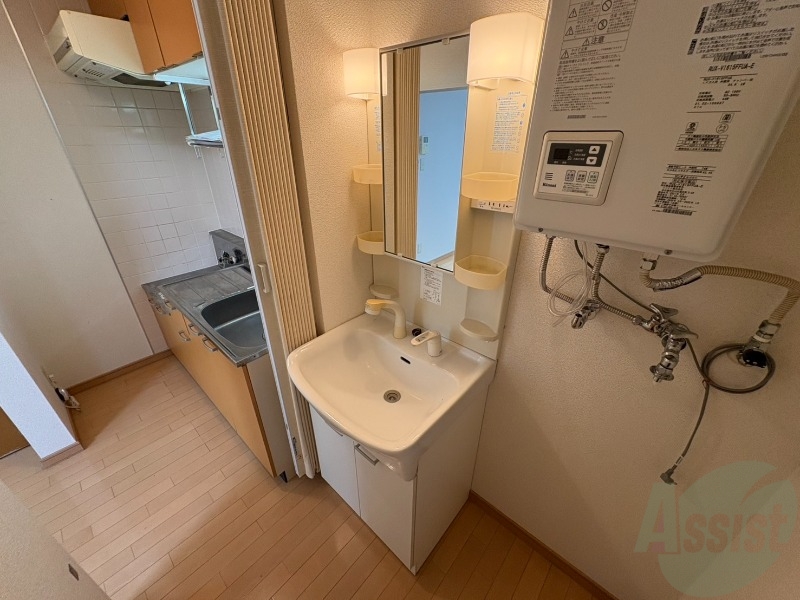 洗面設備　独立洗面台です。大きくてよいですね。シャンプーもできます！