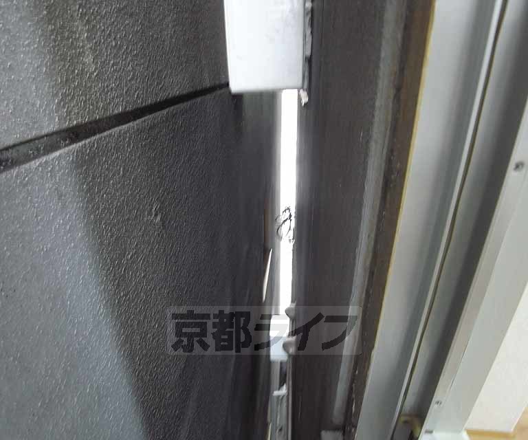 眺望　窓の外は壁です。