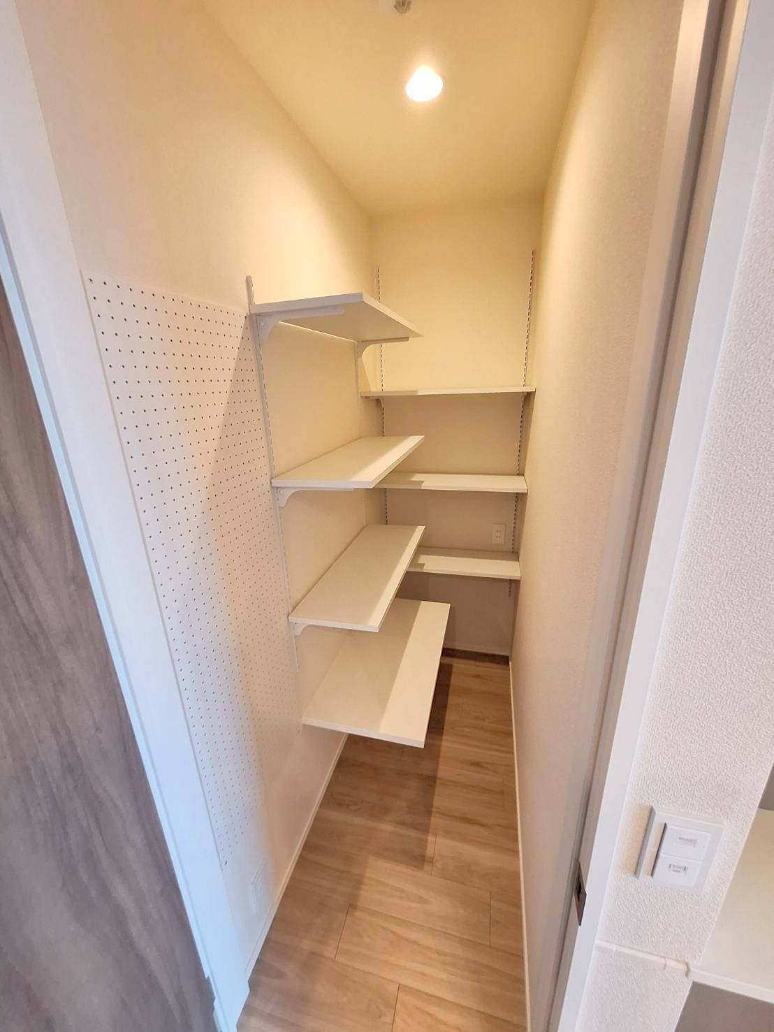 収納　neko Nook　ネコの遊び場、居場所、トイレになる1帖の