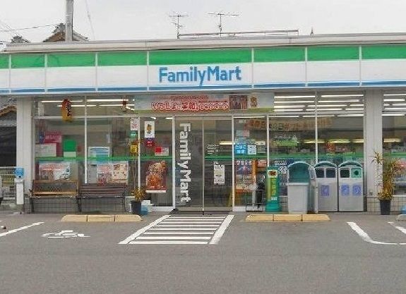 コンビニ　ファミリーマート（コンビニ）まで750m