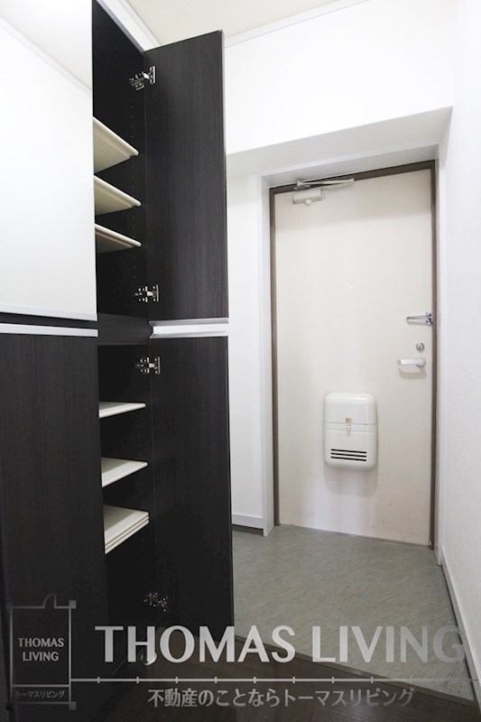 玄関　玄関収納が充実しています。