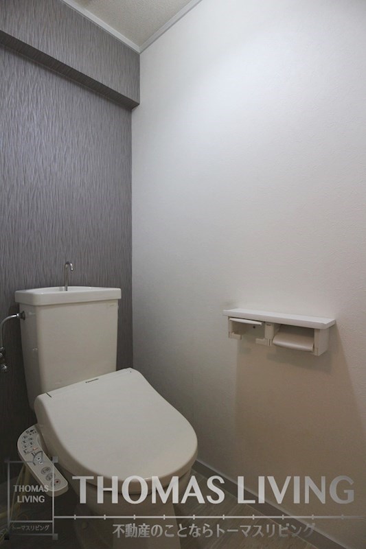 トイレ　温水洗浄便座付きで快適です。