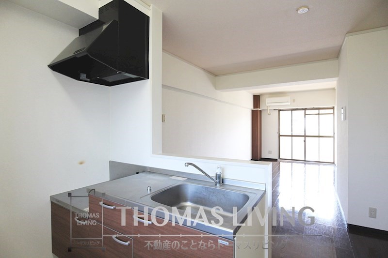 キッチン　カウンターキッチンでリビングを見渡せます。