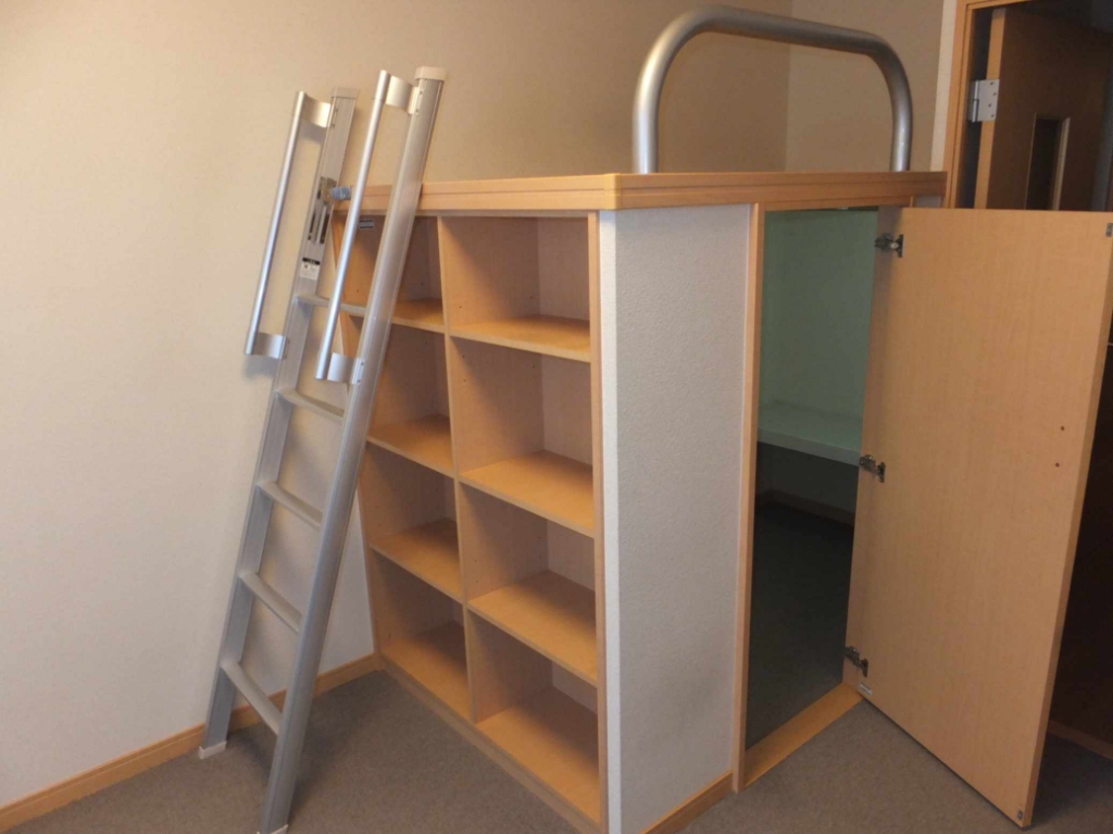 その他　ベット下に大型収納あります！