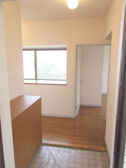 玄関　窓から日差しが入り明るい玄関