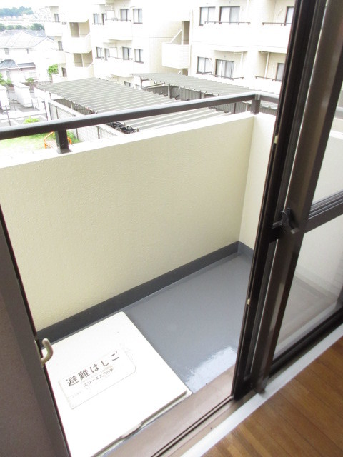 バルコニー　広大な敷地を見下ろすバルコニー　眺望良好