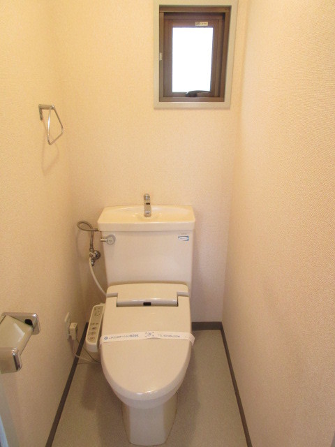 トイレ　窓があり明るいトイレ　ウォシュレットは残置です