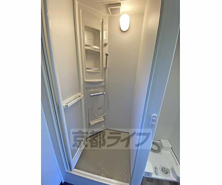 バス・シャワールーム　すっきりとしたシャワールームです。