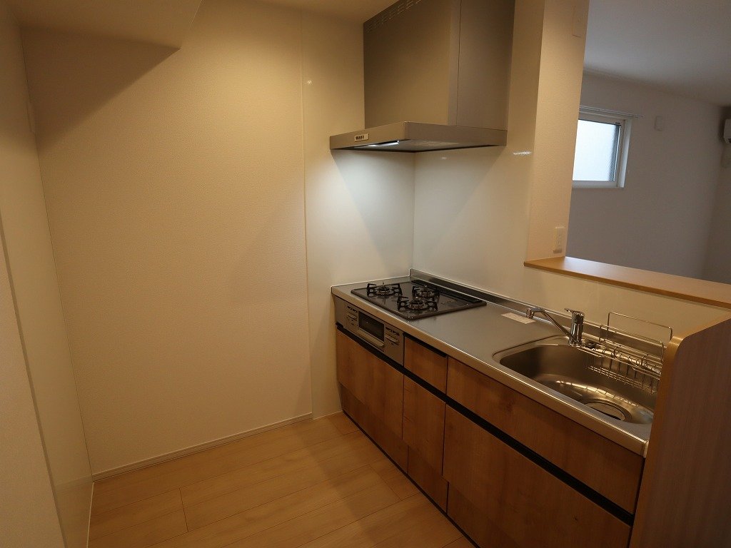 キッチン　広めのキッチン廻り　３口システムキッチン