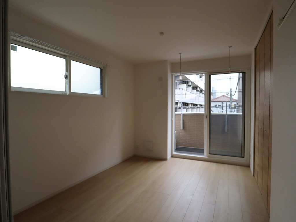 その他設備　寝室にも腰窓あり　綺麗な室内