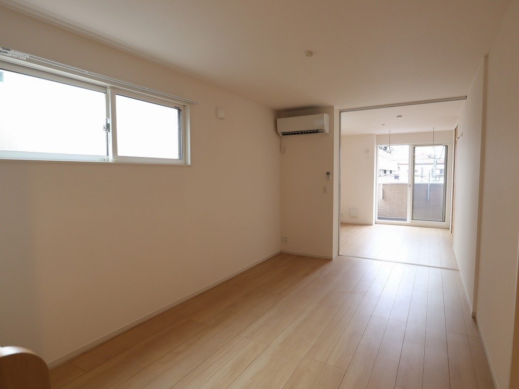 居室・リビング　開口多数明るい角部屋　エアコン・室内物干し完備