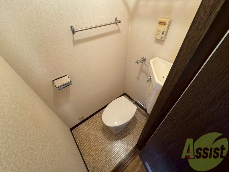 トイレ　こちらはトイレです。清潔感があり、安心して使用できます。